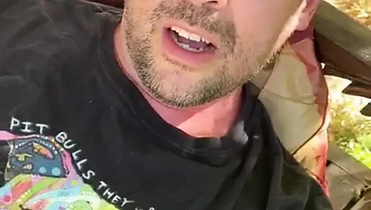 Dışarıda yarağımla oynuyor