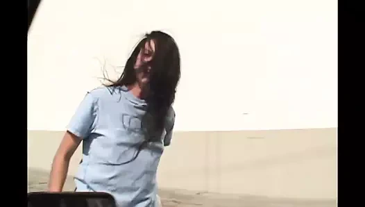 Azgın orta yaşlı seksi kadın iki büyük yarakla sert seks yapıyor