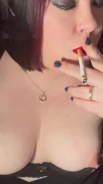 Волнующий момент из "британская Tart Tina Snua дергает ее взъедные соски и цепь курит 2 сигареты - толстушка с большими сиськами"