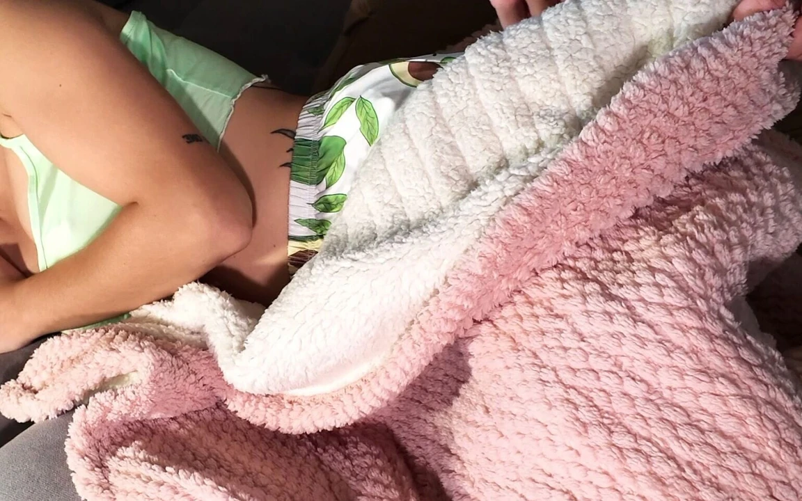 Orgazm olana kadar üvey kız kardeşinin klitorisini ve amını parmaklıyor