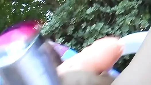 Azgın tatlı kız açık havada amını ovup parmakla siktiğinde bundan zevk alıyor