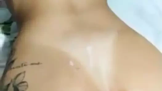 Bruneta futabila isi satiface barbatul