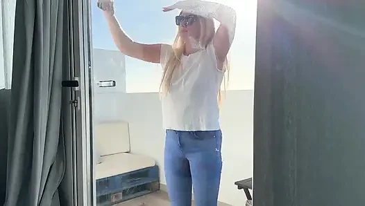 Girl Locked on the Balcony and Had to Wet Her Jeans