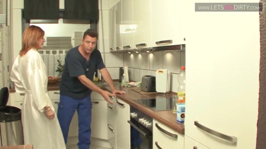 Yabancı beni mutfağımda sikiyor