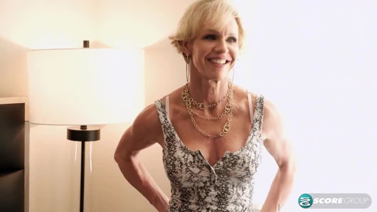 İri göğüslü evli kadın ve anne büyük, genç bir yarağı sikiyor