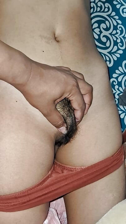 Hintli bakire kız ilk kez parmaklıyor