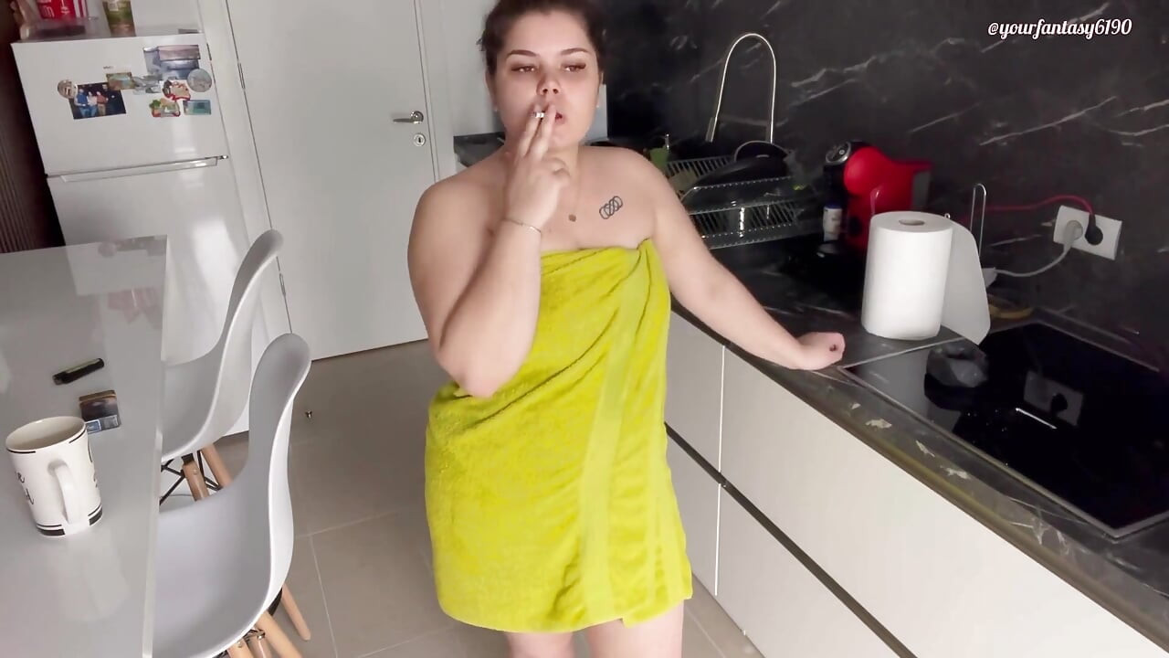 Duş sonrası sigara içiyor