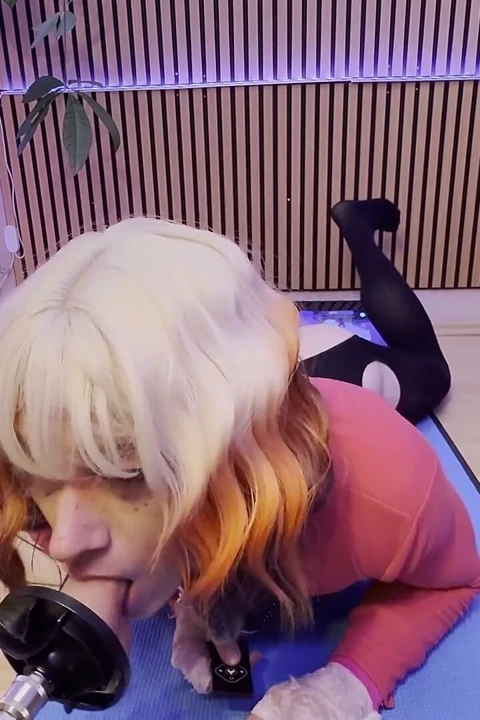 Sissy Elvi Lynx büyük bir dildo ile poposunu sikiyor ve temizliyor