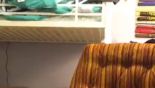 Şirin inek gözlüklü kız gösteriş yapıyor