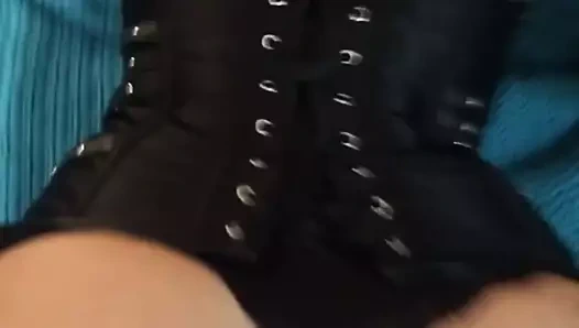 Uygun sarışın gf köpek içinde korse