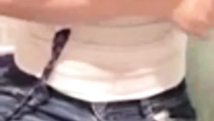 Büyük memeli kıvrımlı hatun mallarını gösteriyor