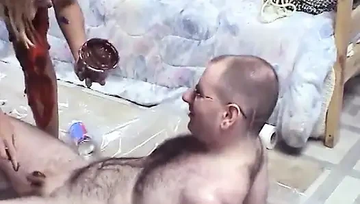 Seksi sarışın komşusu tarafından sikiliyor ve yenilebilir boyayla bulaşıyor