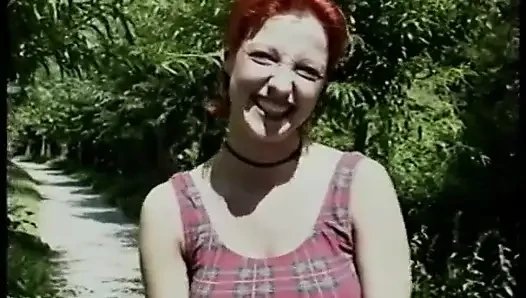 Kızıl saçlı orta yaşlı seksi kadın ilk kez kamerada