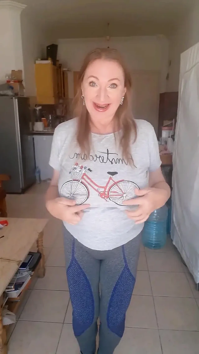 Büyük memeli ve amcık parmaklayan striptiz