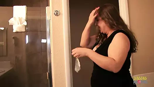 Şişman bir milf ve bir azgın arasında muhteşem bir ırklararası eylem