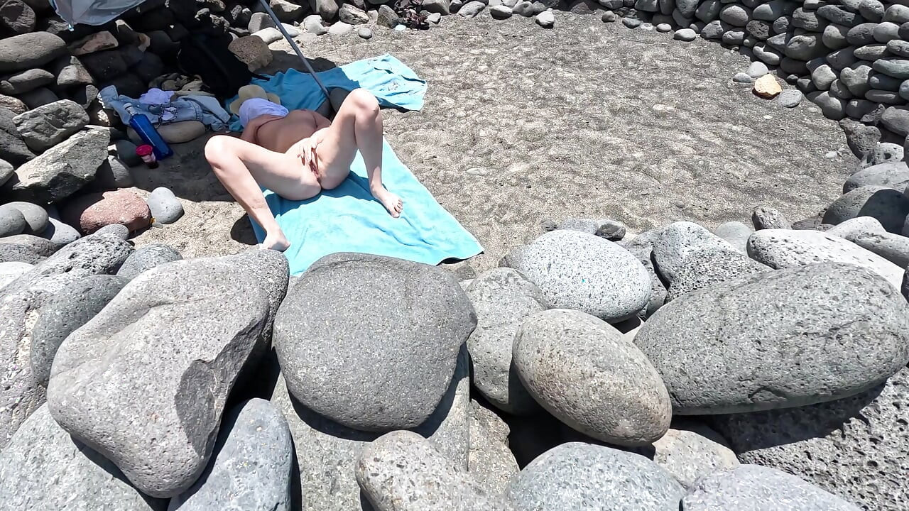 Sahilde Çıplak Bir Kız Gördü Ve Mastürbasyon Yapmaya Başladı