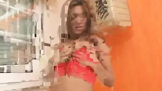 Büyük yaraklı latin transeksüel yarak aldıktan sonra yüzüne boşalıyor