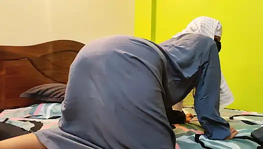 Malezyalı tesettürlü kız kayınbiraderi ile domalarak çok sert sikiliyor