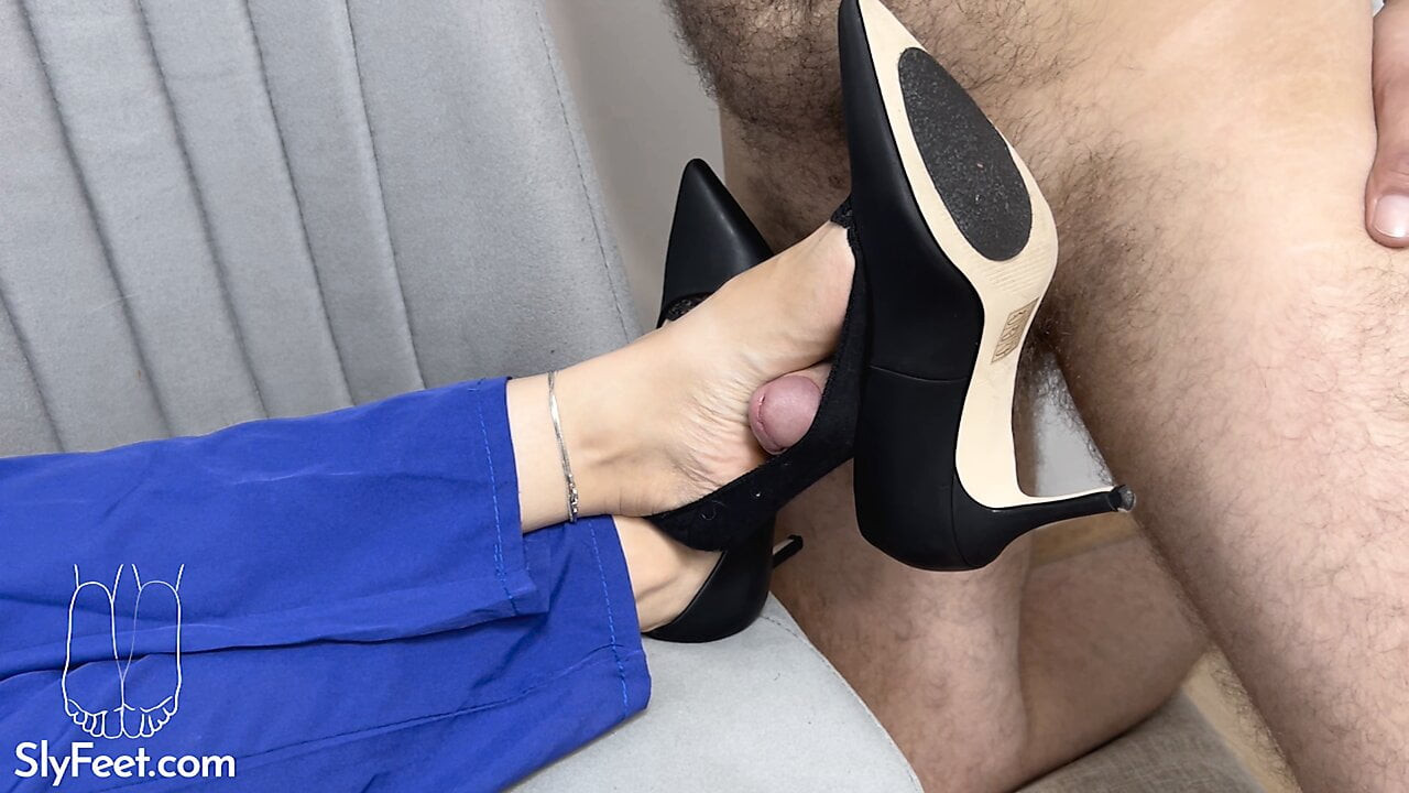 Yüksek topuklu iş içinde bir ofiste büyük bir cumshot ile