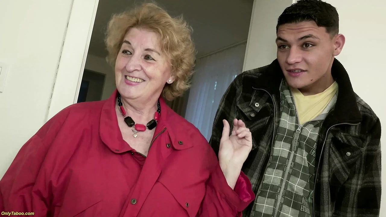 Avó de 85 anos devora uma bunda monstruosa