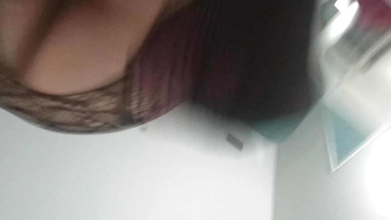 Babasının küçük yarak emicisi yine iş başında