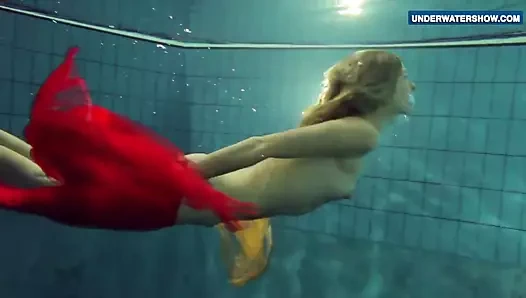 Su altında sarı ve kırmızı giyinik genç