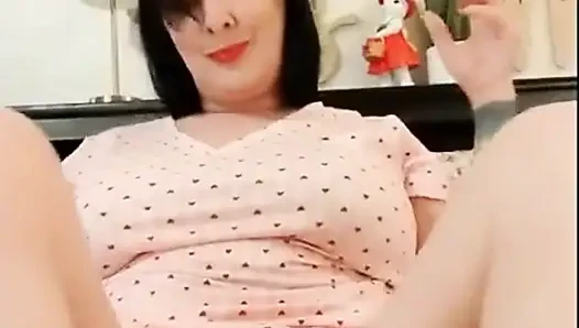 Seksi kırmızı ayak tırnakları yalınayak ayak tabanları