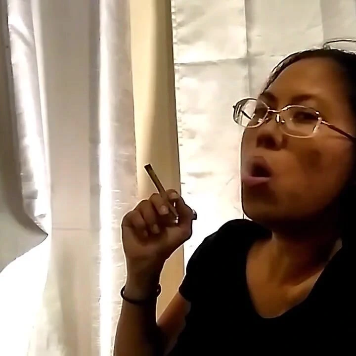 Sigara içme derlemesinin kısa test çekimleri vol1 koyduğum bir klibi çekmeden önce aydınlatmayı ve kamera açılarını / karesini bazı kez test ediyorum