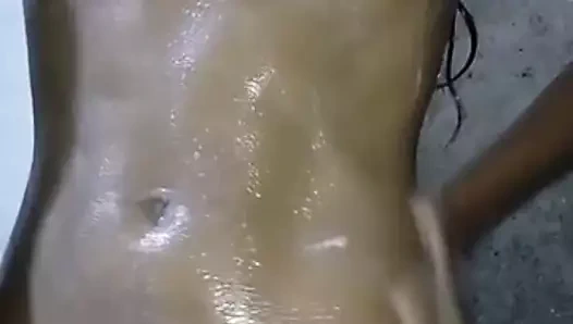 Sri Lankalı kız banyo yapıyor