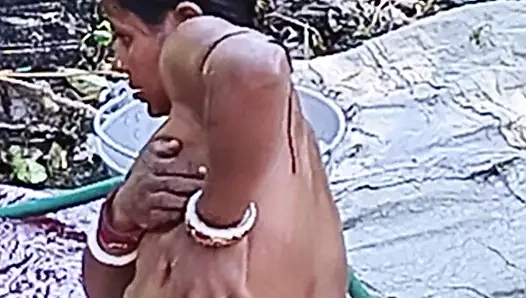 Hintli seksi hatun yaz mevsiminde banyo yapıyor çıplak video