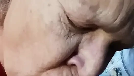 Bu adama sakso çekmemi izle! Ateşli orta yaşlı seksi kadın sakso çekiyor!