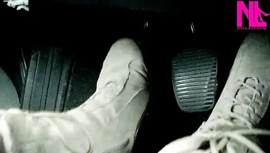 Süet yumuşak düz çizmeler içinde sürüş ve pedal pompalama