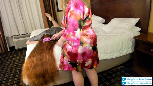 Kızıl saçlı saç fetişi hayran servisi - itaatkar bir hayranın kalın kalçamı fırçalamasına izin veriyorum uzun kızıl saçlı