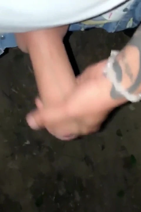 Azgın terli twink arkadaşları kamp yaparken mastürbasyon yapıyor
