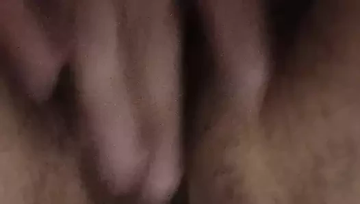 Kıllı amcığım damlıyor ve orgazm oluyor