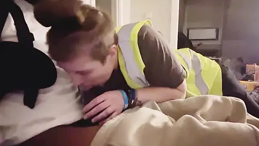 Adam lezbiyen ilk kez yarak denemeye karar verdi ve iş arkadaşını sikiyor