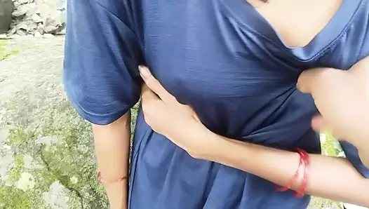 Bir kız üvey erkek kardeşi siyah büyük yarağıyla sikişiyor ve en iyi sakso çekiyordu, Hintli bir köylü kız yerel oğlanla sikişiyor