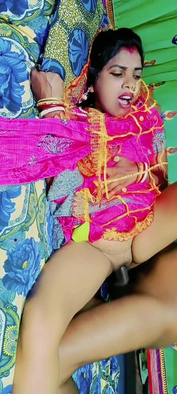 Волнующий момент из "Горячая деревня 18+ девушка Suhagrat, полностью обнаженная"