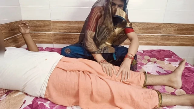 Свекор заставил свою невестку пососать его мясистый член, одновременно давя на ее ногу и жестоко трахнул ее.