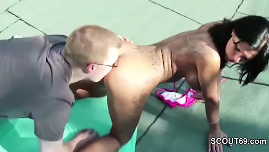 Geiler Amateur Teen Lea wird vom Nachbarn Outdoor gefickt