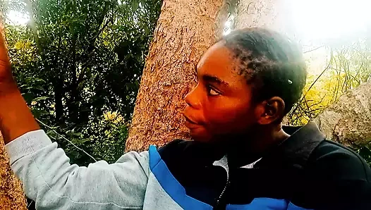 Ağacın arkasında seks