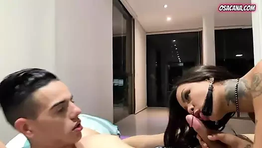 Emmek ve sikişmek için bir yarak arayan kulüpten geldi