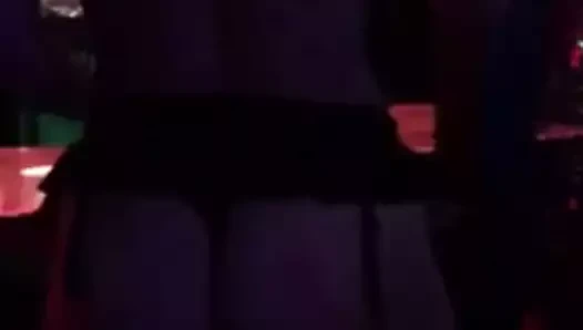 Şişko bir kıçı olan striptizci biliyorum