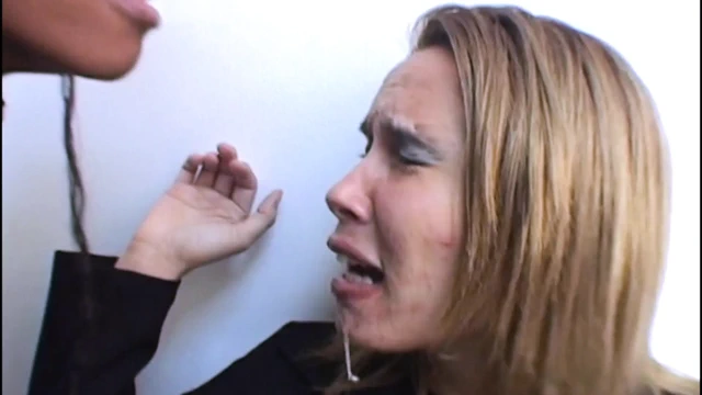 Aşırı kızlara işiyor ve yutuyor