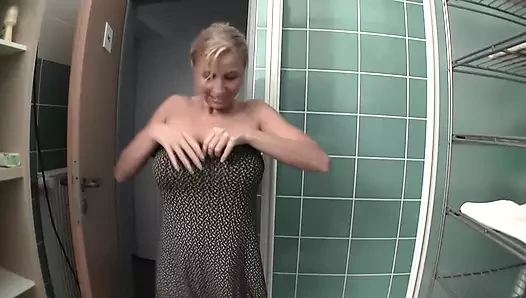 Büyük memeli Anna ile seksi duş