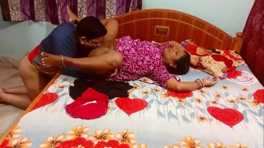 Masum kız sert emiyor ve sikişiyor