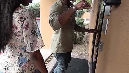 Ateşli genç zenci çift sana nasıl gerçekten sikişeceğini gösteriyor