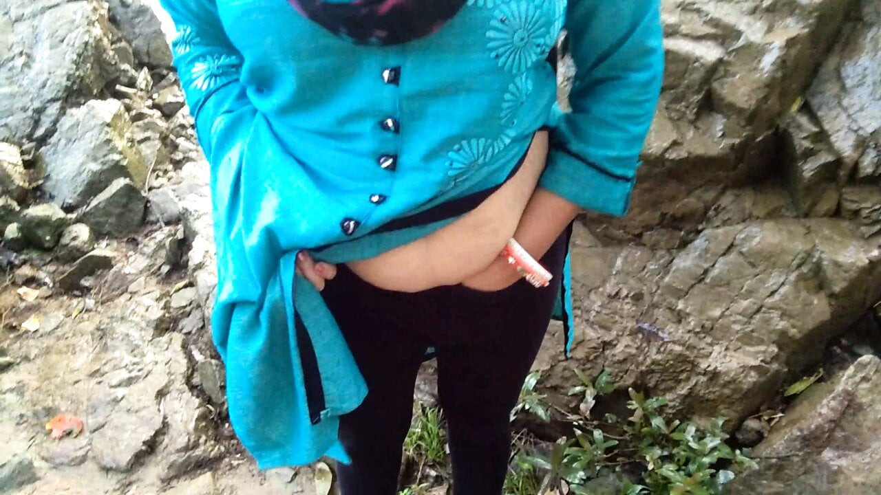 Ajnabi ne jungle beni sonal bhabhi ki choot beni ungli dalkar maza diya