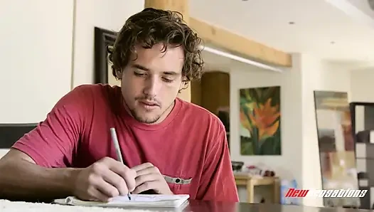 Üvey erkek kardeşimi azdırıyor ve memnun ediyor