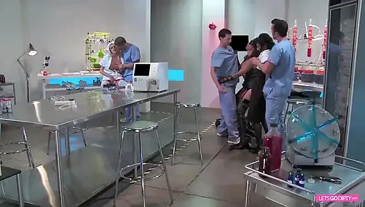 Ateşli ve azgın sürtükler 2 doktorun yarağını alıyor